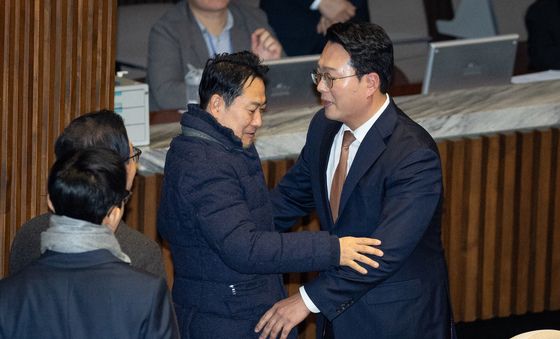 필리버스터 마친 천하람 의원 격려하는 장동혁 국민의힘 대표