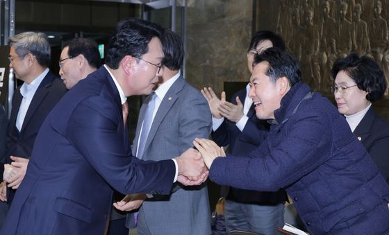 천하람과 악수하는 장동혁