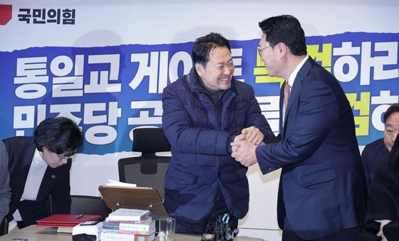 필리버스터 마친 천하람과 인사하는 장동혁