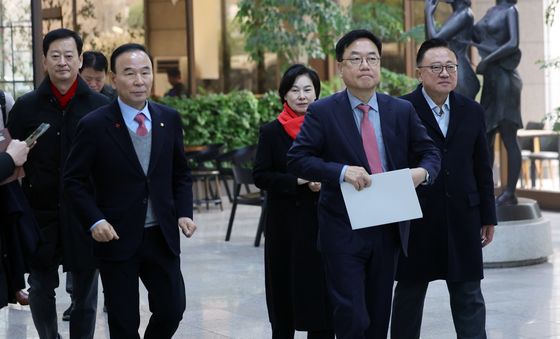 서울경찰청 항의 방문 위해 이동하는 국민의힘 의원들