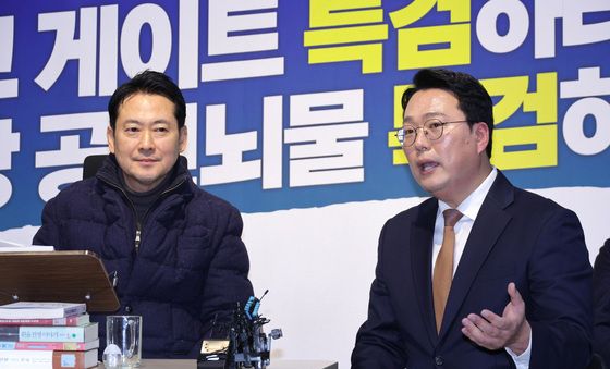 대화 나누는 장동혁·천하람