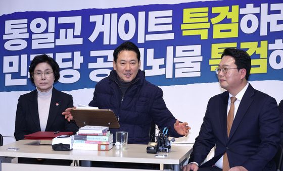 단식 농성장 찾은 천하람과 대화하는 장동혁