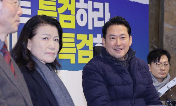 이진숙 전 위원장과 대화하는 장동혁 대표