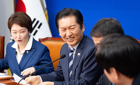 미소 짓는 정청래 민주당 대표