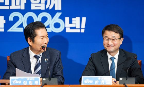 한병도 원내대표에게 최고위 진행 부탁하는 정청래 대표