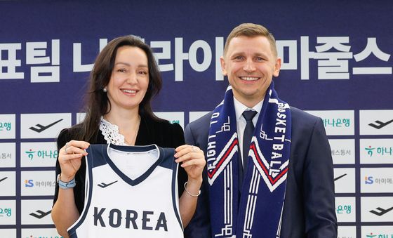 가족과 기념 촬영하는 니콜라이스 마줄스 감독