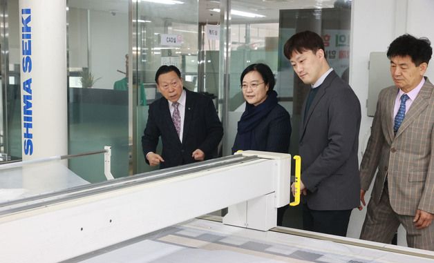 소공인 공동기반시설 현장 둘러보는 한성숙 장관