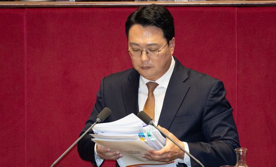 자료 정리하는 천하람 개혁신당 원내대표