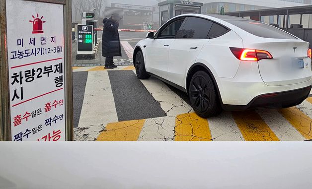 비상저감조치로 출입막힌 차량들로 가득찬 정부세종청사 옥외 주차장