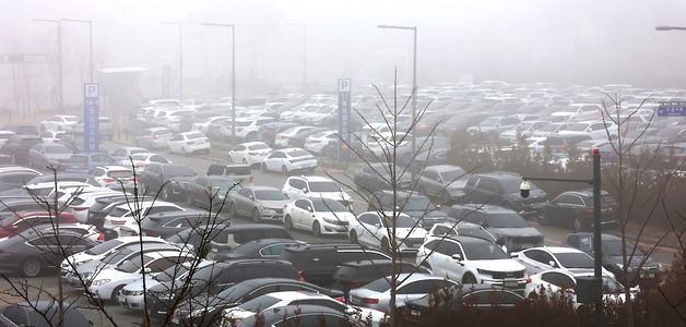 인도까지 점령한 정부세종청사 옥외 주차장,  초미세먼지 비상저감조치 2부제 시행 때문