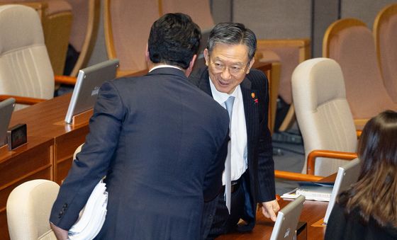 정성호 법무부 장관과 인사하는 천하람 개혁신당 원내대표