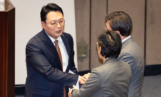 필리버스터 마친 천하람, 국민의힘 의원들과 인사