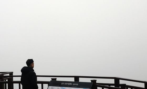 미세먼지로 사라진 서울 도심 풍경