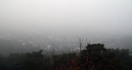 뿌옇게 보이는 서울 도심