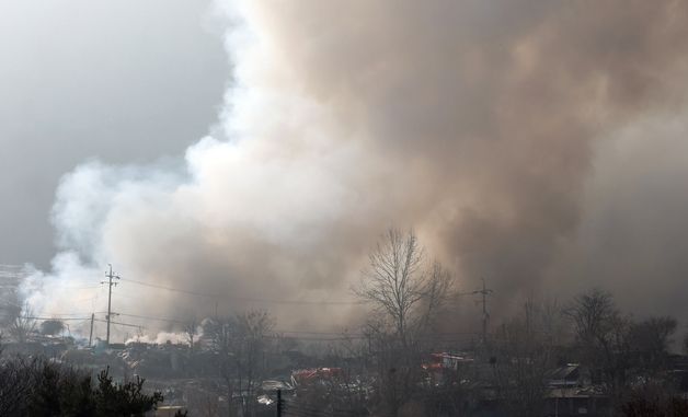 연기 치솟는 구룡마을