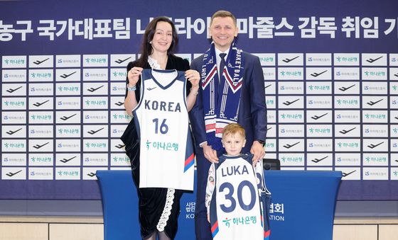 부인·아들과 기념 촬영하는 니콜라이스 마줄스 감독