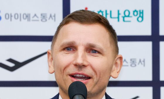 취임 기자회견 갖는 니콜라이스 마줄스 감독