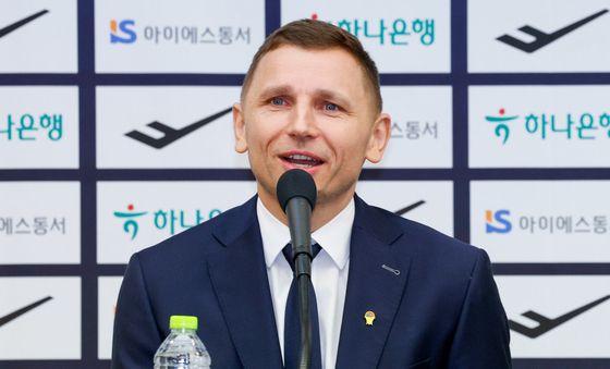 취임 기자회견 갖는 니콜라이스 마줄스 감독