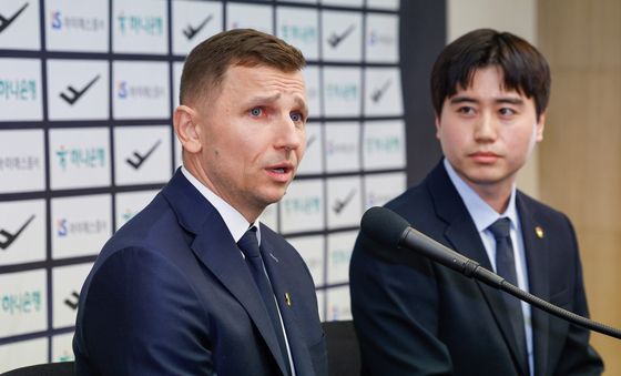 질문에 답하는 니콜라이스 마줄스 감독