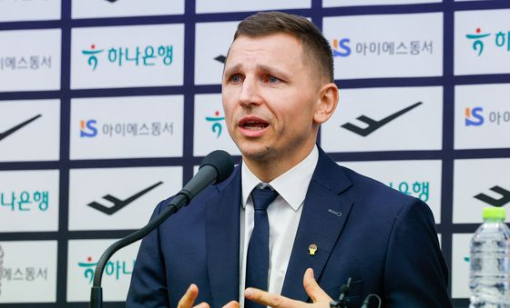 질문에 답하는 니콜라이스 마줄스 감독