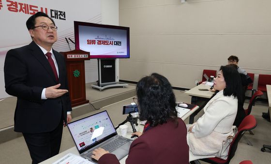 취재진과 대화하는 이장우 대전시장