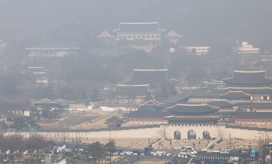 미세먼지에 덮인 경복궁 일대