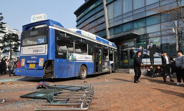 서울 시내 한복판 시내버스 건물 들이받아