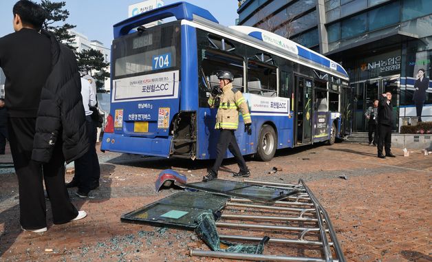 서울 서대문구 건물 들이받은 시내버스
