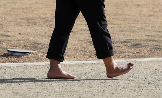 포근한 겨울 '맨발걷기'