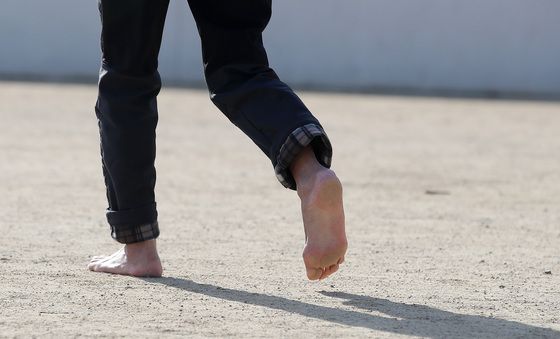 포근한 겨울 '맨발걷기'