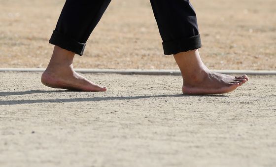 포근한 겨울 '맨발걷기'