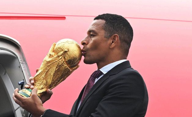 FIFA 월드컵 트로피에 입 맞추는 지우베르투 시우바