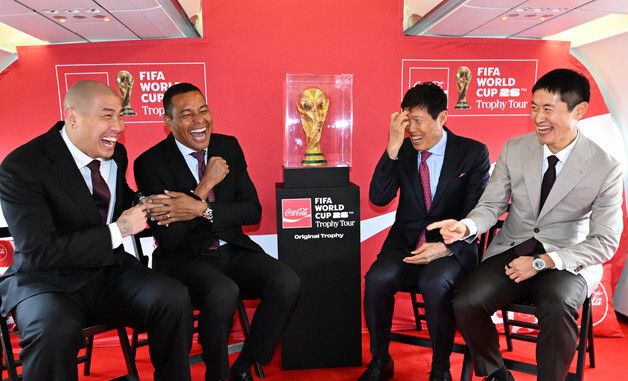 기념촬영하는 차두리·지우베르투 시우바·차범근·이영표