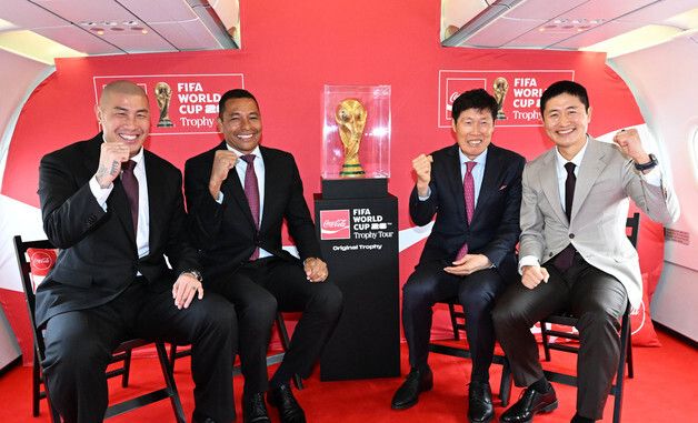 FIFA 월드컵 트로피와 기념촬영하는 차두리·지우베르투 시우바·차범근·이영표