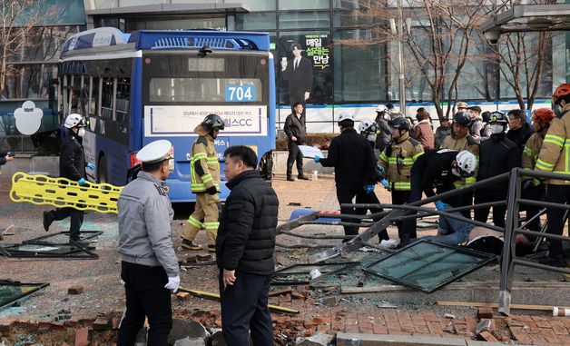 서대문역 건물 시내버스가 들이받아…부서진 가드레일·쓰러진 시민