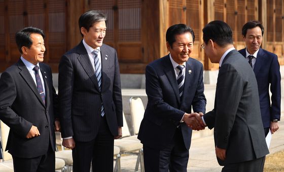 이재명 대통령, 정청래 민주당 대표와 악수