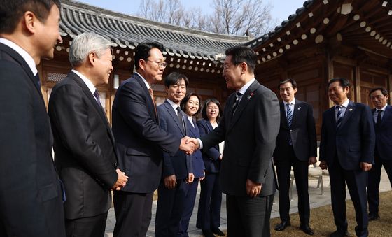 여야 지도부와 악수 나누는 이재명 대표