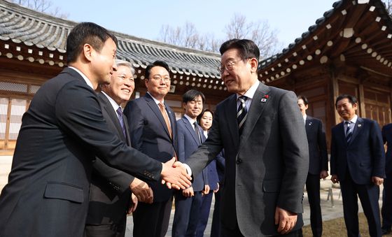 이재명 대통령, 한병도 민주당 원내대표와 악수