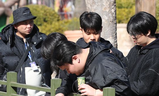 '포근한 겨울' 붐비는 테마파크