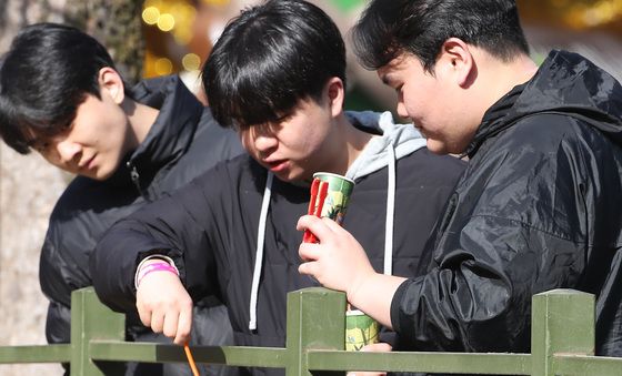 '포근한 겨울' 붐비는 테마파크