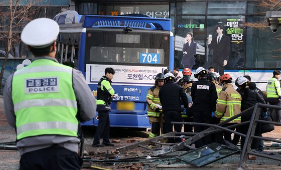 서울 서대문역 인근 건물로 시내버스 돌진…4명 부상