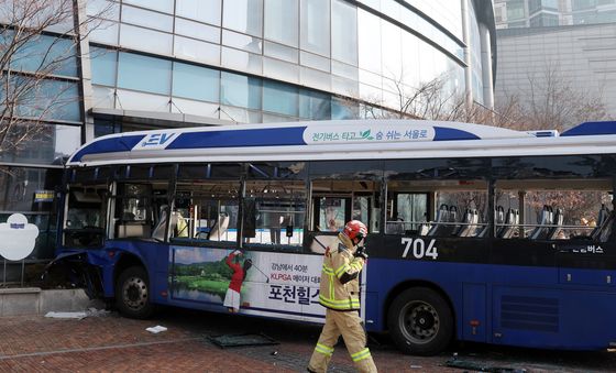 서울 서대문역 인근 건물 들이받은 시내버스