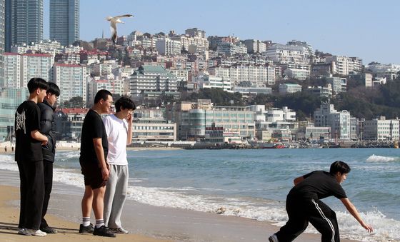 반팔 차림으로 거니는 해변