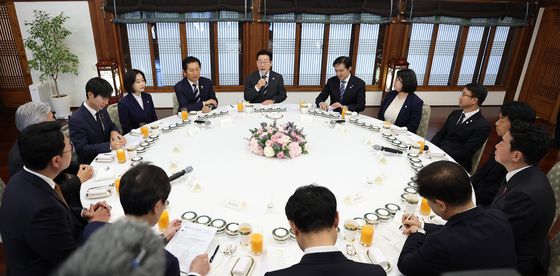 정당 지도부 오찬 갖는 이재명 대통령
