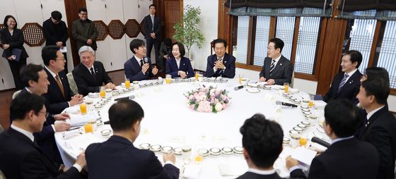정당 지도부 오찬 갖는 이재명 대통령