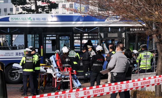 서대문역 인건 건물 버스 돌진 사고…'수습 중'