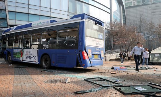 아수라장된 서대문역 인근 건물 버스 추돌 사고