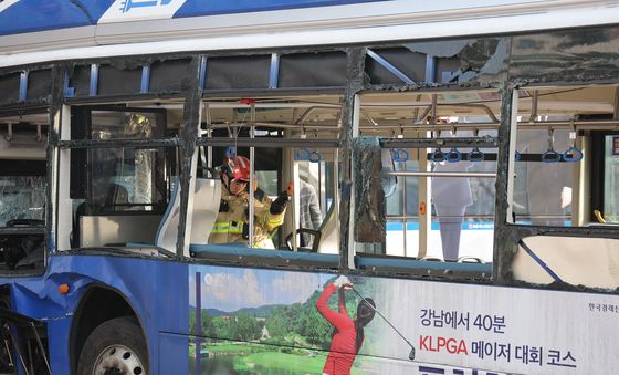 시내버스 건물 돌진사고…현장 살펴보는 소방대원