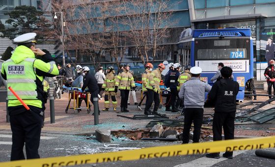서울 서대문역 인근 시내버스 건물 돌진 사고…'현장 통제 중'