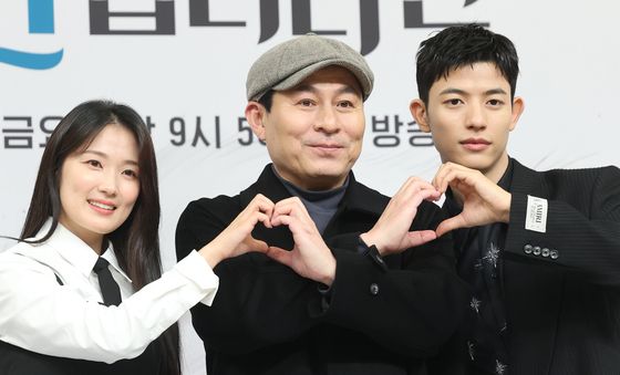 포즈 취하는 김혜윤·김정권PD·로몬